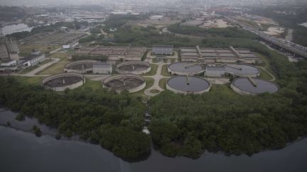 Vue a&eacute;rienne de l'usine de traitement des eaux install&eacute;e au bord de la baie de Guanabara &agrave; Rio,&nbsp;le 27 juillet 2015. (LEO CORREA / AP / SIPA)