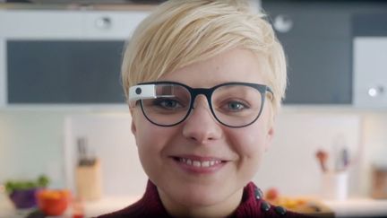 Les montures pr&eacute;sent&eacute;es sont toutes con&ccedil;ues pour y adapter avec des vis le prototype actuel des Google Glass. (GOOGLE / FRANCETV INFO)