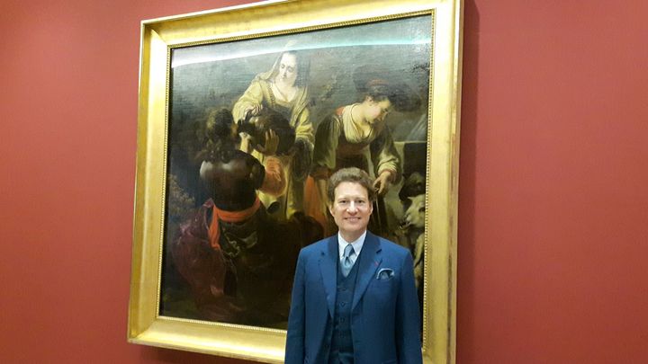 Le collectionneur américain Thomas Kaplan devant le tableau de Ferdinand Bol, élève de Rembrandt, dont il fait don au musée du Louvre. (RADIO FRANCE / Anne Chépeau)