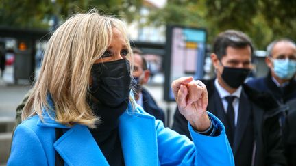 L'épouse du président, Brigitte Macron, visite le chantier de construction de l'institut de vocation pour l'emploi, qu'elle co-crée, à Valence (Drôme), le 16 octobre 2020. (NICOLAS GUYONNET / HANS LUCAS / AFP)