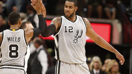 L'intérieur des Spurs, LaMarcus Aldridge, félicité par son coéquipier, Patty Mills  (RONALD CORTES / GETTY IMAGES NORTH AMERICA)