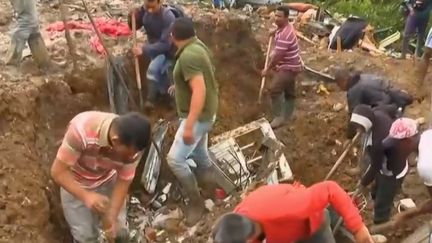 Une quinzaine de personnes sont mortes après un glissement de terrain survenu dimanche 21 avril en Colombie. Un drame provoqué par des pluies diluviennes qui s'abattent depuis plusieurs semaines dans le sud-ouest du pays. (FRANCE 2)