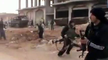 Capture d'&eacute;cran d'une vid&eacute;o post&eacute;e sur YouTube mardi 13 mars 2012 et montrant des affrontements entre rebelles et forces du r&eacute;gime dans la province d'Idleb, en Syrie. (YOUTUBE / FTVI)