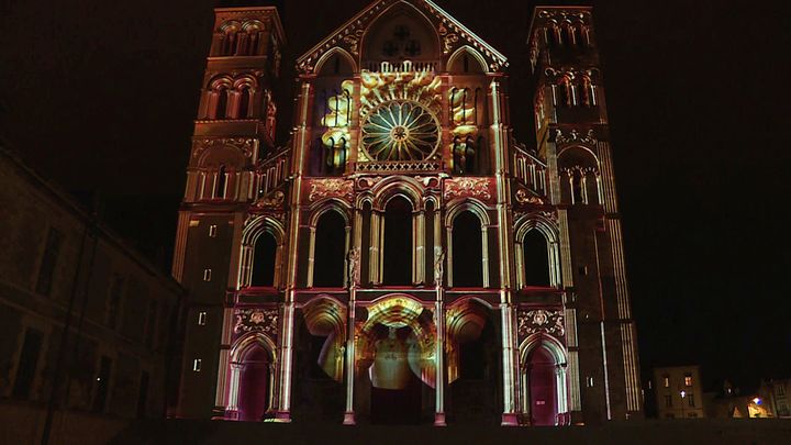 "Regalia" sur la façade de la basilique Saint-Remi de Reims (France 3 Grand Est)