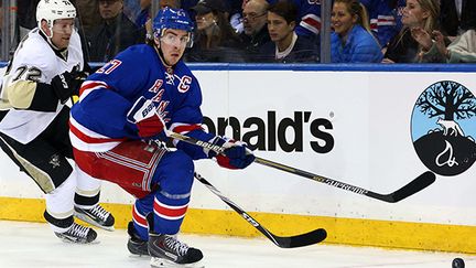 Ryan McDonagh (Rangers) prend le meilleur sur Patric Hornqvist (Penguins)