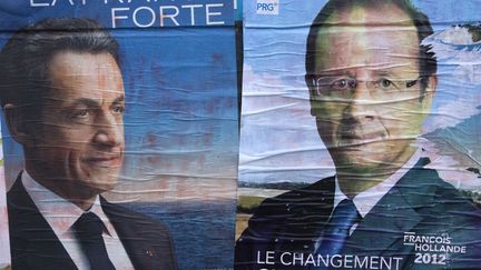 Affiches de campagne, &agrave; Paris le 24 avril 2012 (JOEL SAGET / AFP)