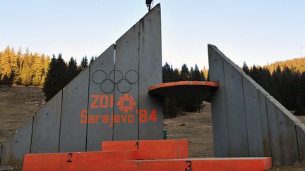 Podium du saut &agrave; ski sur le site des JO de Sarajevo (Bosnie-Herz&eacute;govine), d&eacute;sormais &agrave; l'abandon, en janvier 2014. (ELVIS BARUKCIC / AFP)