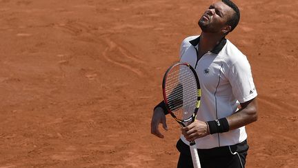 La déception de Jo-Wilfried Tsonga, éliminé en demi-finale de Roland-Garros (MIGUEL MEDINA / AFP)