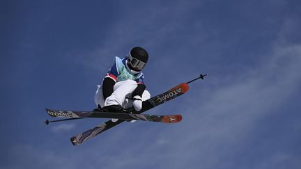 Tess Ledeux lors des qualifications de l'épreuve de big air aux Jeux olympiques de Pékin 2022, le 7 février 2022. (MANAN VATSYAYANA / AFP)