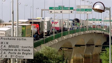 Des camions bloquent un pont à Bordeaux pour demander la réduction d'une taxe sur les produits pétroliers en 2000. (DERRICK CEYRAC / AFP)