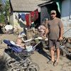 Yuri Nazar'ko dans sa maison du village d'Osad’kivka, tout près de Koupiansk (Ukraine), le 2 septembre 2023. (FABIEN MAGNENOU / FRANCEINFO)