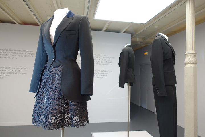 Exposition "Adrian et Alaïa. L'art du tailleur", à Paris, en janvier 2019 : plusieurs modèles signés Azzedine Alaïa.
 (Corinne Jeammet)