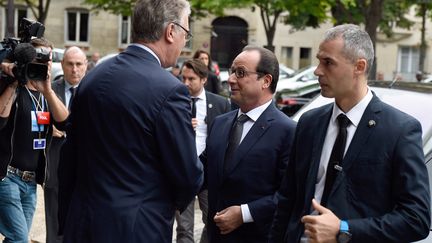 Fran&ccedil;ois Hollande accueilli par Jean-Paul Delevoye pr&eacute;sident du Conseil &eacute;conomique, social et environnemental &agrave; son arriv&eacute;e au Sommet des consciences, &agrave; Paris, le 21 juillet 2015. (ALAIN JOCARD / AFP)