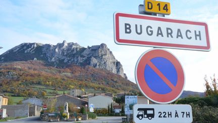 Les autorit&eacute;s ont pr&eacute;venu qu'elles combattront l'exploitation commerciale de la fin du monde au pied du pic de Bugarach (Aude), un minuscule village de 200 personnes, pr&eacute;tendu refuge contre l'apocalypse annonc&eacute;e pour le 21 d&eacute;cembre. Les acc&egrave;s seront filtr&eacute;s par une centaine de policiers et de pompiers. (MAXPPP)