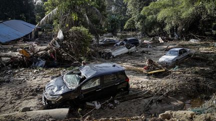 Des voitures endommagées après les inondations massives à Hulu Langat, dans la banlieue de Kuala Lumpur, en Malaisie, le 26 décembre 2021.&nbsp; (EYEPRESS NEWS / AFP)