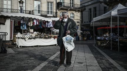 Un homme âgé portant un masque, au marché de Libourne (Gironde), le 30 octobre 2020. (PHILIPPE LOPEZ / AFP)