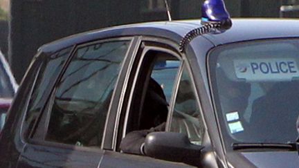 Une des voitures du convoi ayant conduit Abdelkader Merah et sa compagne jusqu'aux locaux de la sous-direction antiterroriste &agrave; Levallois-Perret (Hauts-de-Seine),&nbsp;le 24 mars 2012. (KENZO TRIBOUILLARD / AFP)