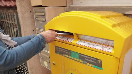 Dans les petites communes rurales, la disparition des services publics est souvent catastrophique. Ces dernières années, La Poste compensait en créant des agences postales regroupant plusieurs services, notamment avec l’aide de l’État. Cette aide va être amputée de 50 millions d’euros dès cette année. (France 2)