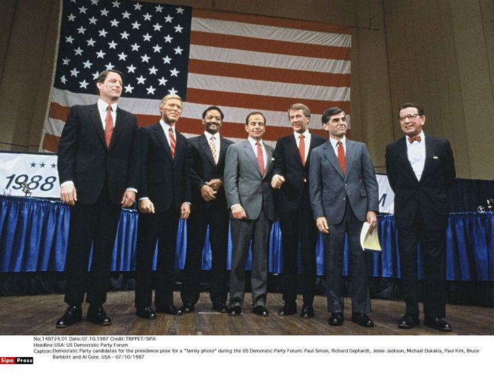 Les candidats aux primaires démocrates de 1988, rassemblés lors d'un événement de campagne aux Etats-Unis, le 7 octobre 1987. (TRIPPETT / SIPA)