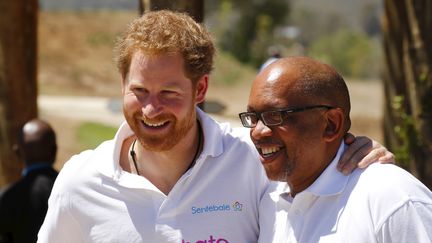 NOVEMBRE 2015 - L'engagement du prince Harry au Lesotho l'a rapproché du prince Seeiso, à la tête de ce pays. Il sera présent aux noces du jeune homme, samedi.&nbsp; (MIKE HUTCHINGS / REUTERS)