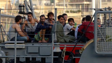 Des migrants arrivent dans le port de La Valette (Malte) apr&egrave;s avoir &eacute;t&eacute; secourus en mer, le 12 octobre 2013. (MATTHEW MIRABELLI / AFP)