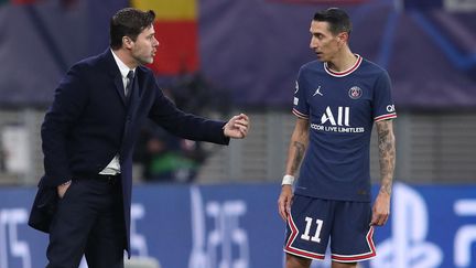 Mauricio Pocchettino donne ses consignes à Angel Di Maria pendant le match RB Leipzig-PSG, le mercredi 3 novembre 2021. (RONNY HARTMANN / AFP)