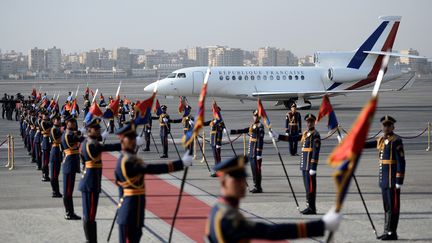 L'avion du président de la République, occupé par François Hollande, le 17 avril 2016 au Caire (Egypte). (STEPHANE DE SAKUTIN / AFP)