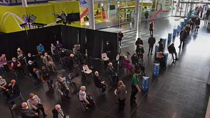 Des habitants font la queue pour recevoir le vaccin contre le Covid-19, à Birmingham, au Royaume-Uni. (JACOB KING / POOL / AFP)