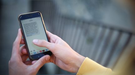 Une personne utilise son téléphone portable, le 22 septembre 2021 à Poitiers (Vienne). (MATHIEU HERDUIN / MAXPPP)