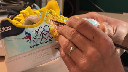 L'artiste Brice Masson s’est associé au Secours populaire pour proposer une paire spéciale aux couleurs de l’Ukraine.&nbsp; (France 3 Lorraine)