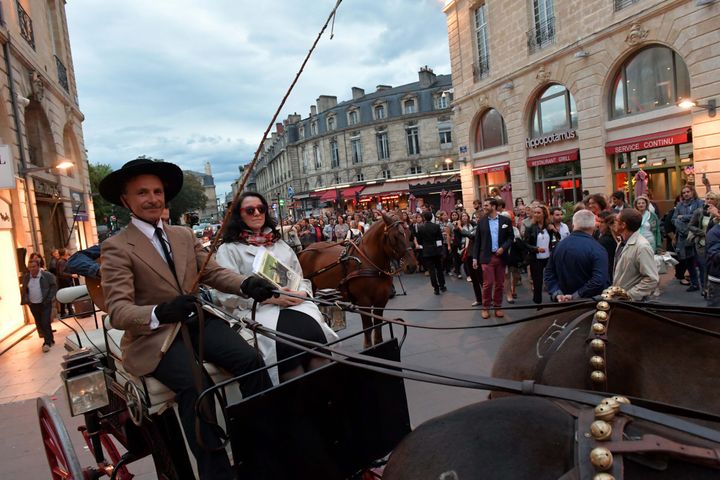 La déambulation équestre en direction de l'opéra 
 (Frédéric Desmesure )