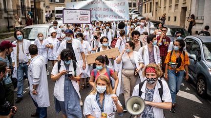 Une manifestation nationale des internes, organisée par l'intersyndicale nationale des internes (Isni), pour réclamer de meilleures conditions de travail, le 19 juin 2021 à Paris. (XOSE BOUZAS / HANS LUCAS / AFP)