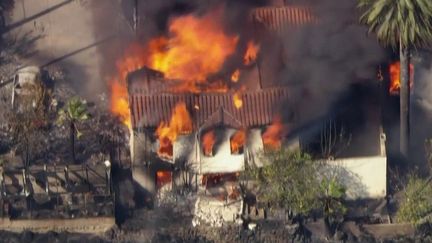 Les pompiers américains font face à un mégafeu qui ravage la Californie