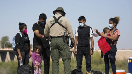 Des migrants guatémaltèques à la frontière entre les Etats-Unis et le Mexique, à Yuma, dans l'Arizona (Etats-Unis), le 12 mai 2021. (RINGO CHIU / AFP)