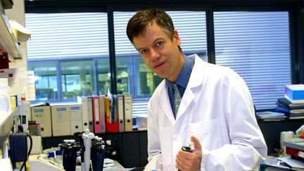 Le&nbsp;généticien et endocrinologue Philippe Froguel au CHRU de Lille, le 4 novembre 2003. (PHILIPPE HUGUEN / AFP)