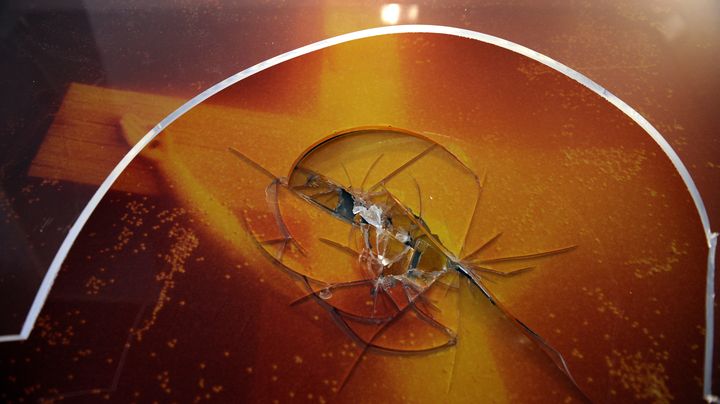 "Immersion Piss Christ" d'Andres Serrano, le 18 avril 2011, au lendemain de sa d&eacute;gradation. (BORIS HORVAT / AFP)