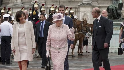 Elizabeth II quitte l'h&ocirc;tel de ville de Paris, apr&egrave;s un entretien avec la maire Anne Hidalgo au dernier jour de sa visite d'Etat en France, le 7 juin 2014. (PHILIPPE WOJAZER / REUTERS)