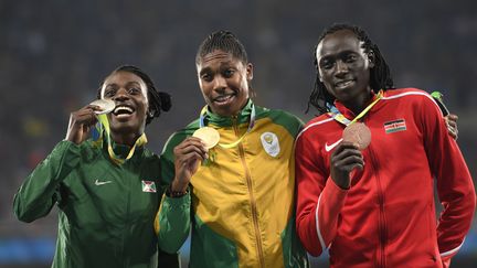 La Burundaise Francine Niyonsaba, médaille d'argent, la Sud-Africaine Caster Semenya, médaille d'or, et la Kényane&nbsp;Margaret Nyairera Wambui, médaille de bronze, sur le podium du 800 m aux Jeux olympiques de Rio le 20 août 2016. (ERIC FEFERBERG / AFP)