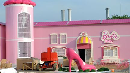 Le chantier du futur parc d'attraction consacr&eacute; &agrave; la poup&eacute;e Barbie qui ouvrira ce mois-ci &agrave; Berlin (Allemagne), le 8 mai 2013. (BRITTA PEDERSEN / DPA / AFP)