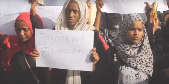 Un groupe de jeunes filles manifeste devant le domicile de la jeune Zouhoura, victime d'un viol collectif, à N'Djamena le 15 février 2016. (Capture d&#039;écran )