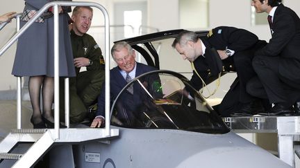 Car le futur roi d'Angleterre est &agrave; la fois &agrave; l'aise dans les airs... (ANDERS WIKLUND / SCANPIX / AFP)