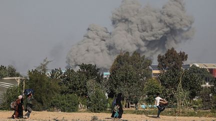 Des habitants fuient les bombardements à Khan Younès, dans le sud de la bande de Gaza, le 2 décembre 2023. (MUSTAFA HASSONA / ANADOLU / AFP)