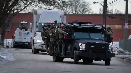 La police sécurise les lieux après une fusillade à Aurora (Etats-Unis), le 15 février 2019. (SCOTT OLSON / GETTY IMAGES NORTH AMERICA / AFP)