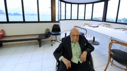 Oscar Niemeyer fête ses 104 ans dans son atelier de Rio, le 15 décembre 2011
 (Antonio Scorza / AFP)