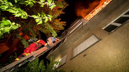 Les pompiers sont intervenus lors d'un violent incendie dans&nbsp;un immeuble du centre de Vincennes (Val-de-Marne), lors duquel deux personnes sont mortes, dans la nuit du 10 au 11 août 2020. (POMPIERS DE PARIS)