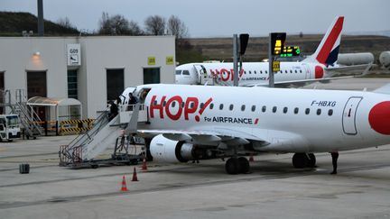 Un avion de la compagnie Hop!, filiale d'Air France, garé sur le tarmac d'un aéroport parisien, le 17 décembre 2019. (BENJAMIN FONTAINE / RADIO FRANCE)