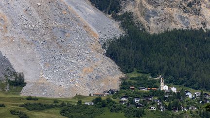 Le village de Brienz en Suisse à coté du pan de montagne qui s'est éboulé dans la nuit du jeudi 15 au vendredi 16 juin 2023. (ARND WIEGMANN / AFP)