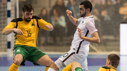 Abdessamad Mohammed (C) dans un match préliminaire&nbsp;contre la Lithuanie à l'Euro de Fustsal 2018 à Vilnius. (ALFREDAS PLIADIS / XINHUA)