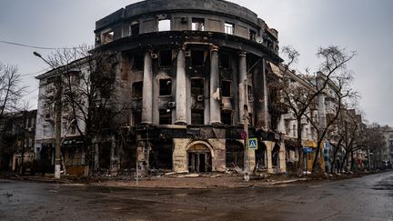 Soldats russes et ukrainiens se battent pour le contrôle de la ville de Bakhmout, dans le Donbass à l'est de l'Ukraine. (DIMITAR DILKOFF / AFP)