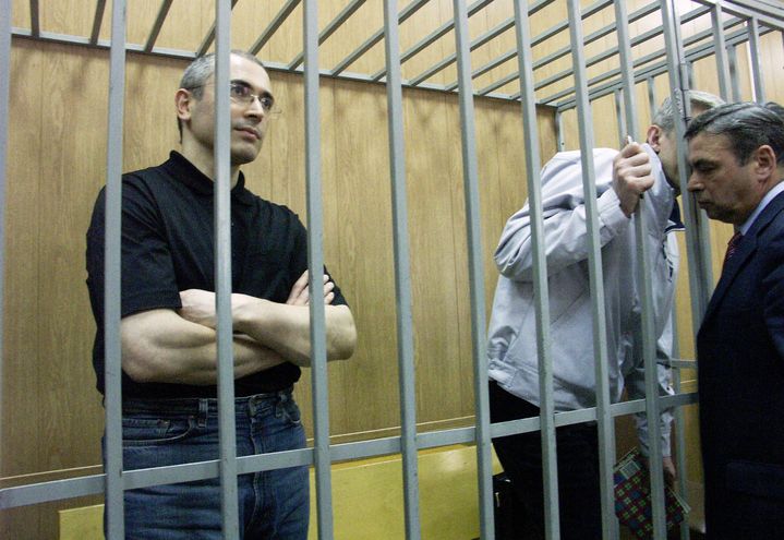 Mikha&iuml;l Khodorkovski et son associ&eacute;&nbsp;Platon Lebedev lors de leur proc&egrave;s &agrave; Moscou (Russie) en 2004. (KOROBEINIKOV DMITRY / RIA NOVOSTI / AFP)